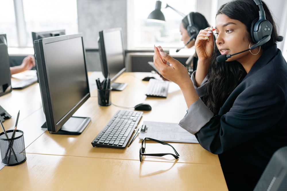 MRO‑TEK technical support engineer on a customer call