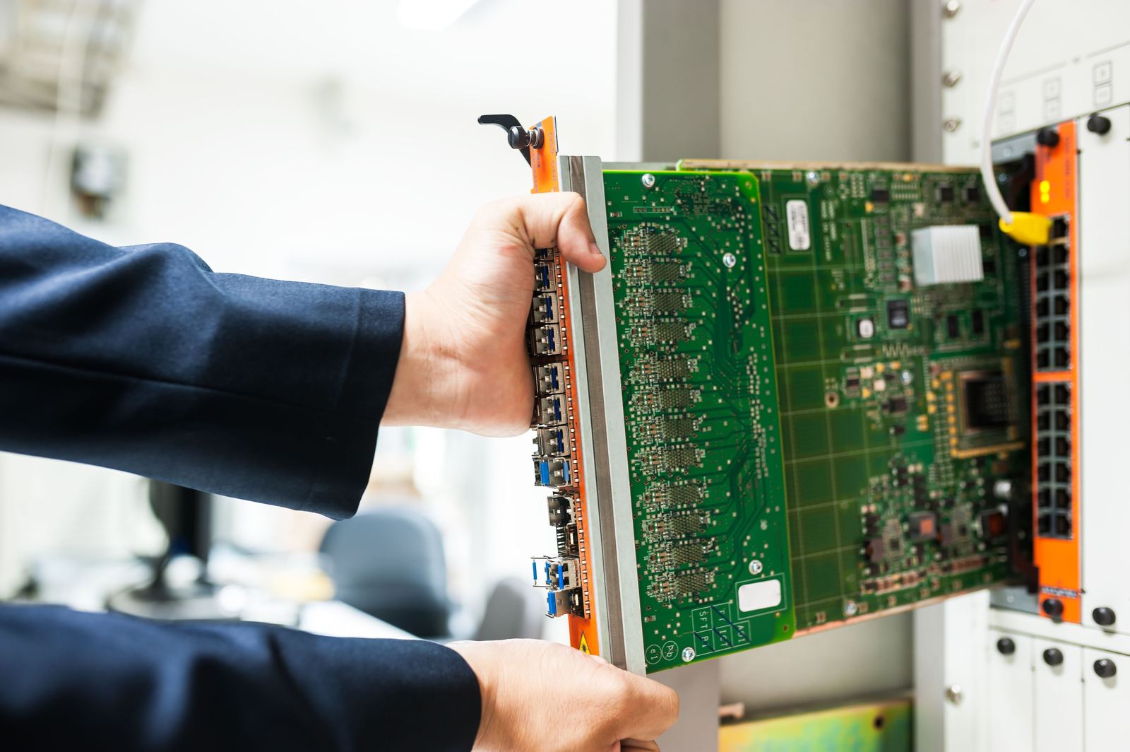 Field engineer servicing a network switch line card